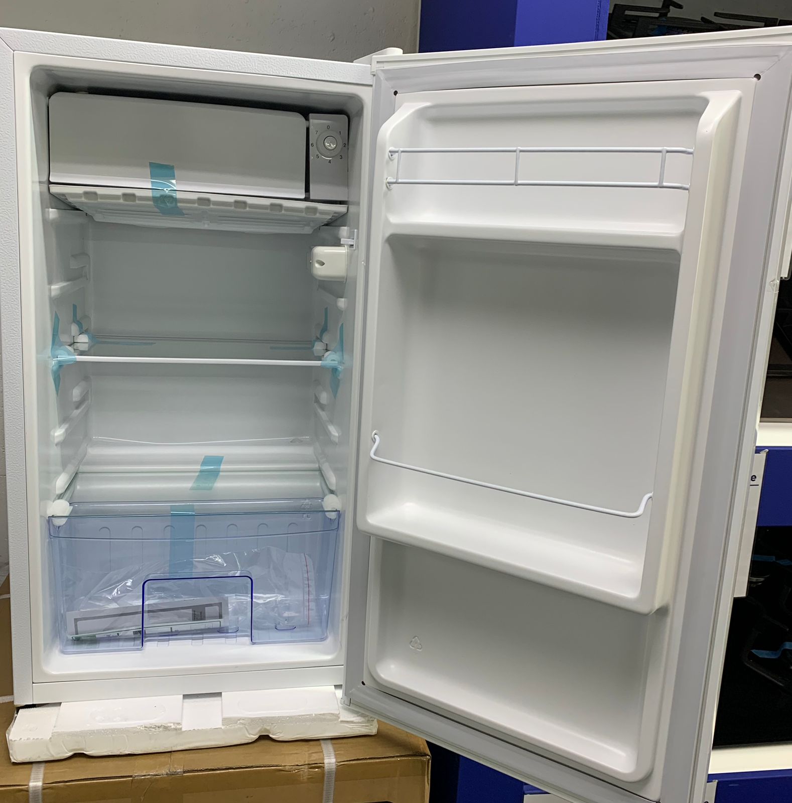 WHITE GOLDAIR 130L BAR FRIDGE GBF-130W - Image 5