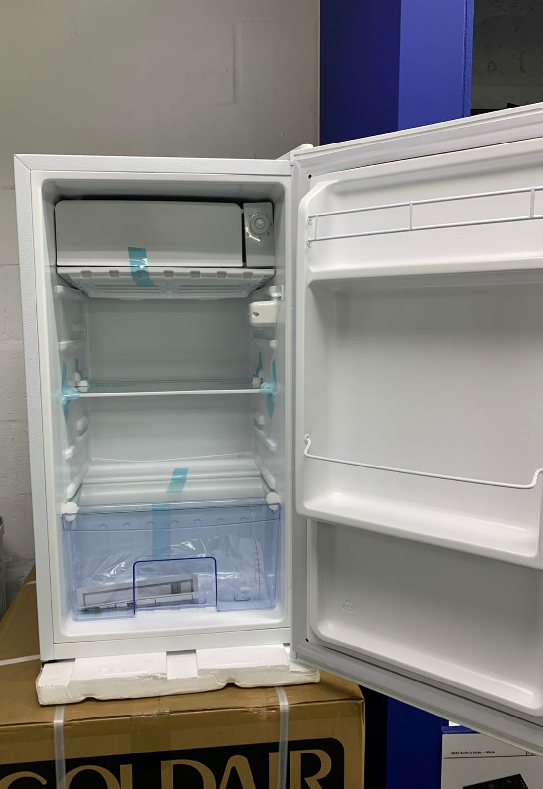 WHITE GOLDAIR 130L BAR FRIDGE GBF-130W - Image 4